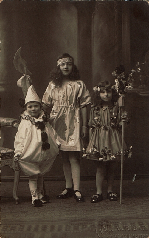 Alexandre, Raymonde, Josette Delaruelle en 1921