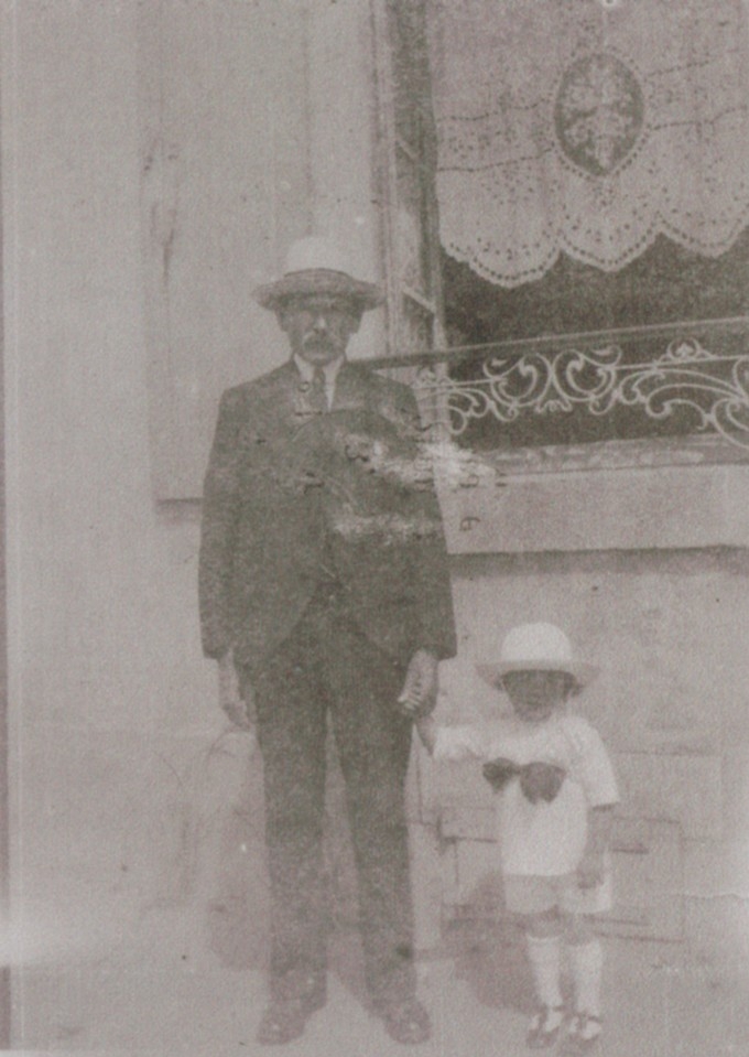 Louis Auguste Cadel et son petit-fils Edmond à Ploemeur en 1923