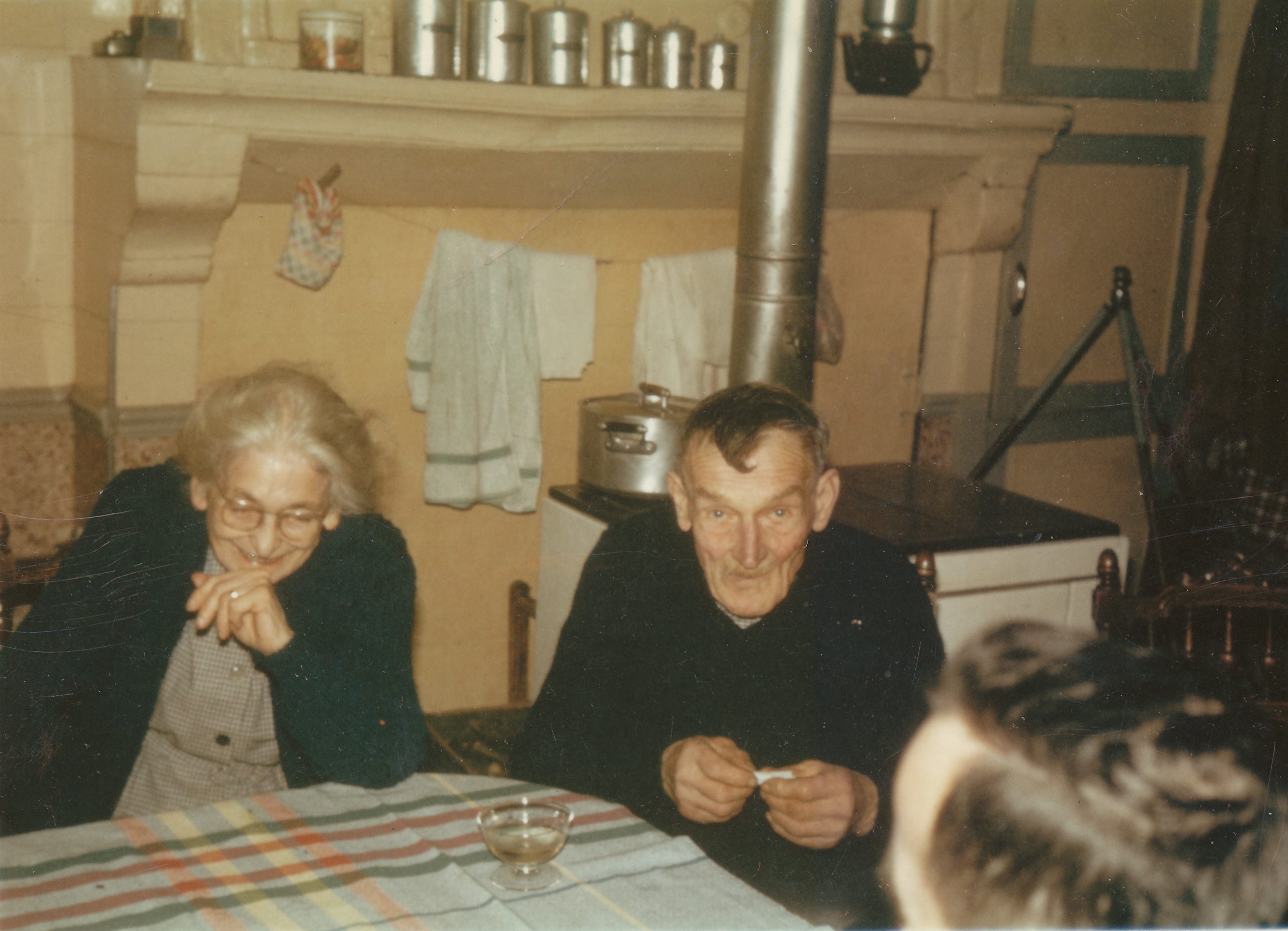 Juliette et Joseph Derougemont chez eux à Villers vers 1960