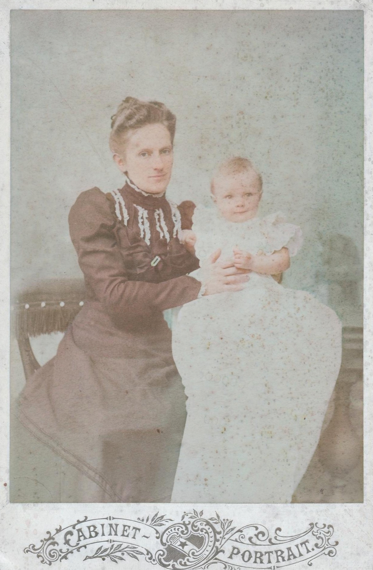 Lioubov Lioukanov et son fils Serge Chauvigné à 10 mois