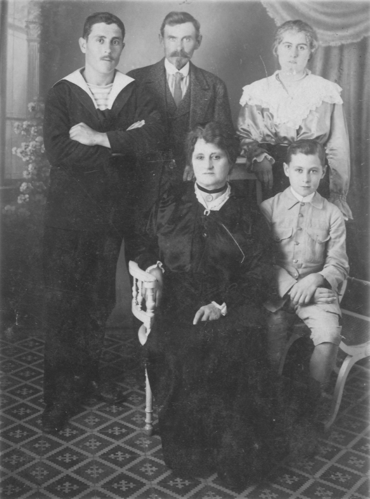 Famille Cadel Pilard en Algérie vers 1915. Comme Maria est en deuil, ce peut être après la mort d'Edmond en 1914.
