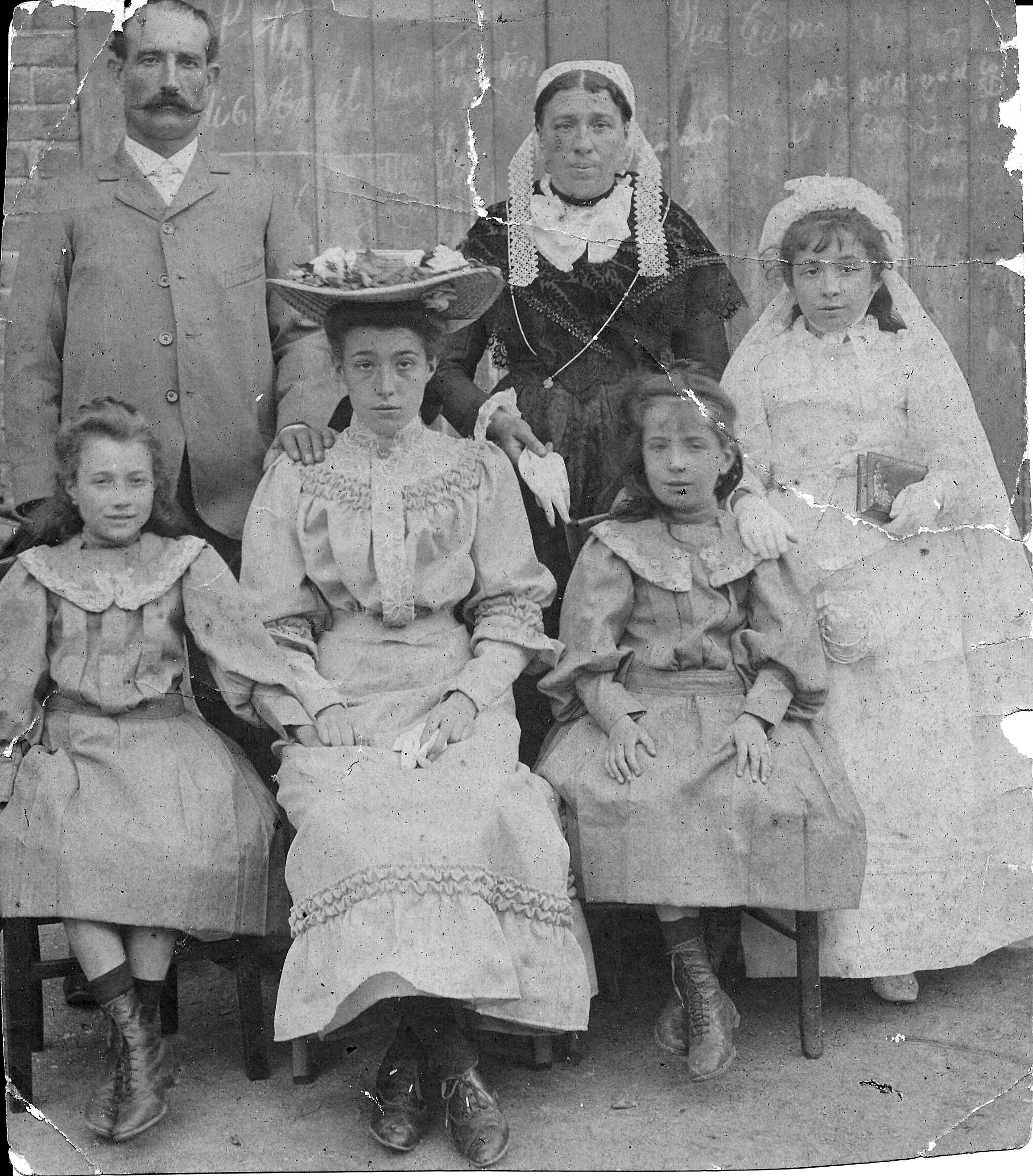 Famille Lucas Samzun : Toussaint, Pascaline et leurs 4 filles, le jour de la communion d'Anna